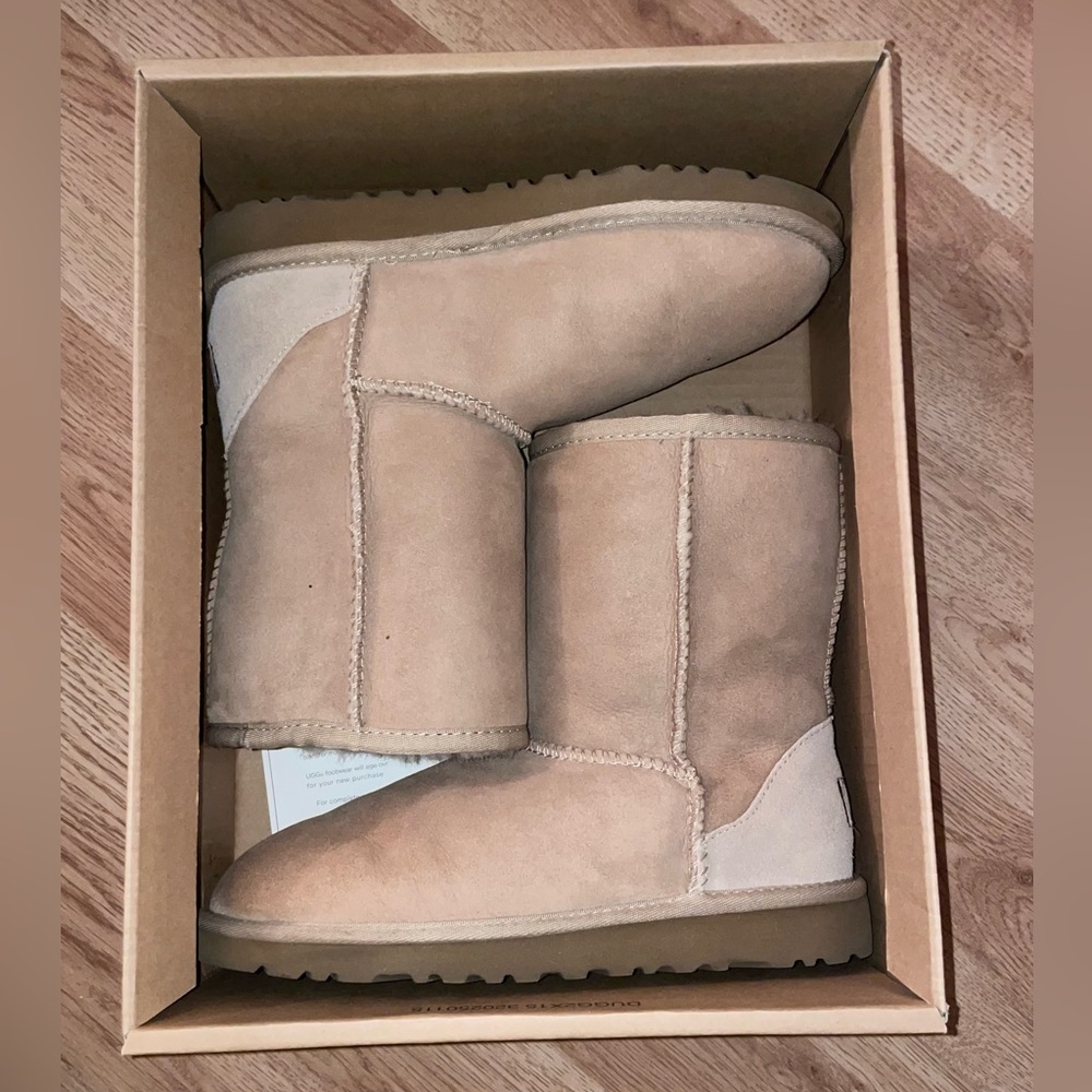 Classic Uggs size 4 Youth